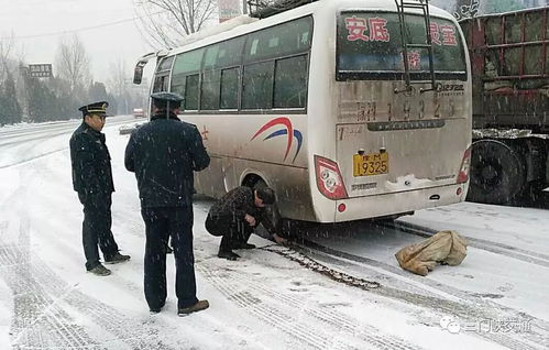 交通運(yùn)輸人 頂風(fēng)冒雪堅(jiān)守一線 確保公路安全通暢