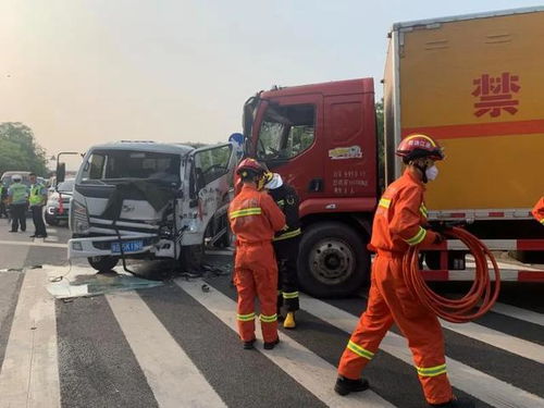 驚險 4.2噸民用炸藥運輸車路遇車禍,車上還有一名人員被困......